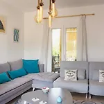 Rose House בית נופש Kompítsion