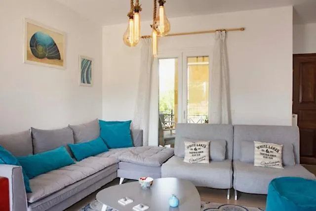 Rose House Semesterbostad Kompítsion